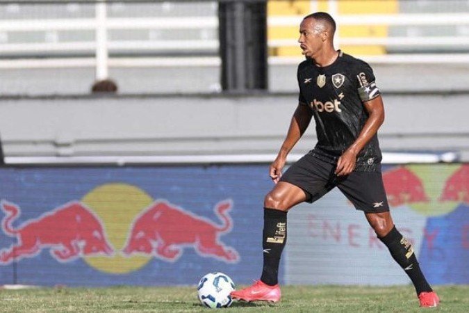 FREITAS - Demorou para se acertar na marcação. Depois, passou a desarmar e abrir o jogo nas pontas.  No segundo tempo, bateu a cabeça com Laquitana e teve que sair de campo de ambulância. Danilo o substituiu - NOTA: 6,0 - Foto: Vitor Silva/Botafogo 