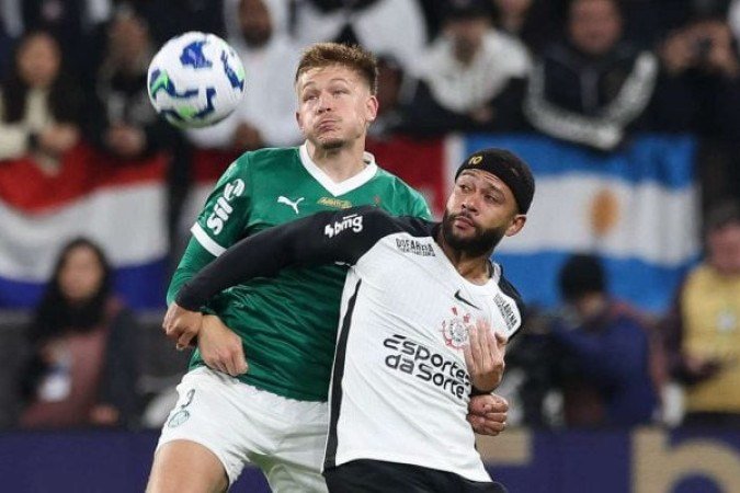 MEMPHIS DEPAY - Teve uma participação discreta e curta. Errou um passe que gerou contra-ataque para o Palmeiras e acabou pedindo para sair por lesão ainda no primeiro tempo. Portanto, fica SEM NOTA.