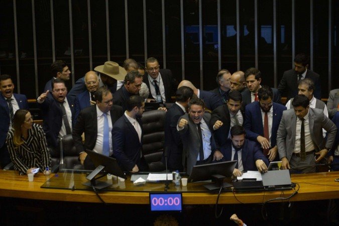 Deputados impediram a realização de sessões na Câmara para pedir anistia aos golpistas do 8 de Janeiro; na foto, parlamentares de oposição gritam "anistia já" depois de o presidente Hugo Motta (Republicanos-PB) deixar a cadeira de presidente na última quarta (6) -  (crédito: ED ALVES/CB/D.A.Press)