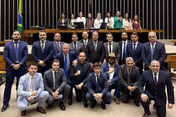 Parlamentares da oposição posando para foto durante obstrução das Mesas do Congresso por 30 horas -  (crédito: Reprodução/Congresso)