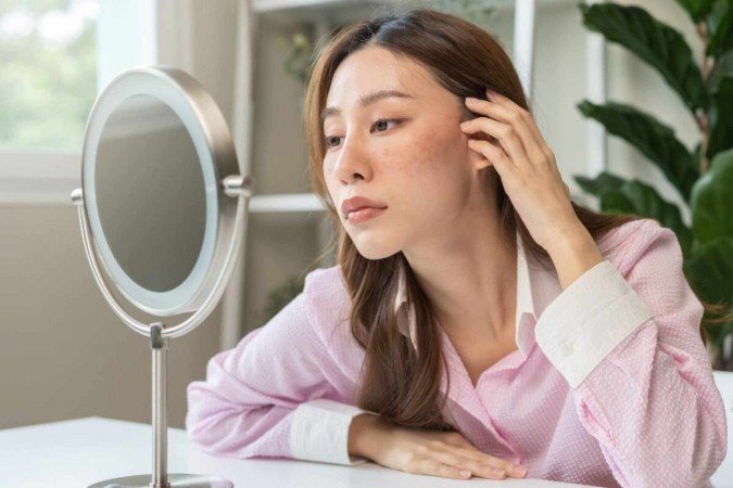 A luz azul emitida pelas telas pode prejudicar a saúde da pele (Imagem: Kmpzzz | Shutterstock)  -  (crédito: EdiCase)