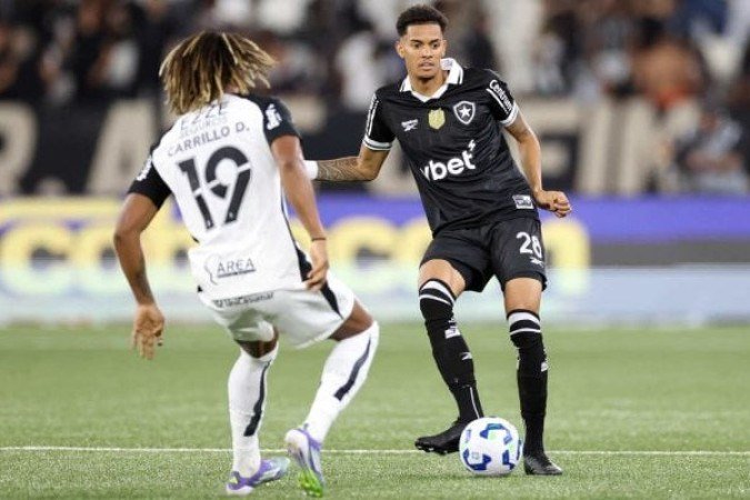 NEWTON - Combateu e saiu para o jogo, mas com passes para os lados. Tímido ao avançar. Saiu para a entrada de Montoro - NOTA: 6,0 - Foto: Vitor Silva/Botafogo 