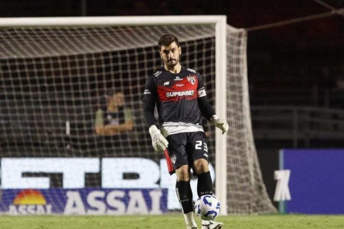 RAFAEL - Confiou em sua zaga em lançamento longo e demorou a sair do gol no lance de sua expulsão. Chegou atrasado, derrubando Viveros em chance clara de gol logo aos 3' de jogo. NOTA ZERO. Foto: Divulgação/São Paulo