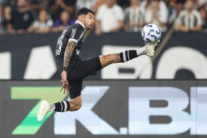 SANTI - Toda hora devolvia a bola de trivela. Aos poucos, foi ficando previsível e cansado. Do nada, porém, renasceu e pçrovocou a expulsão de Mendes, do Massa Bruta. Saiu para a entrada de Martins - NOTA: 6,0 - Foto: Vitor Silva/Botafogo 