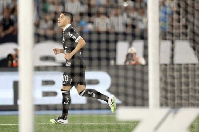 SAVARINO - Correu, pressionou a saída dos zagueiro do Braga e muitas vezes foi um falso 9. Quando recebeu um passe açucarado de Danilo, não perdoou Cleiton. Mais um gol para o pequenoi notável! Saiu, depois, para a entrada de Matriani - NOTA: 8,0 - Foto: Vitor Silva/Botafogo 