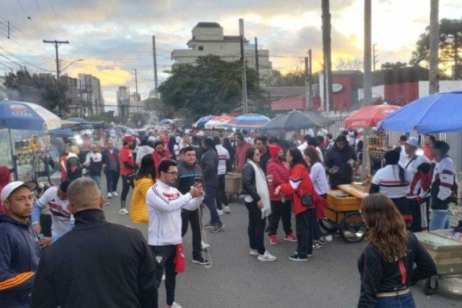 Torcida do São Paulo nos arredores da Ligga Arena, em Curitiba - (crédito: Foto: Gabriel Sawaf / Jogada10) Torcida do São Paulo nos arredores da Ligga Arena, em Curitiba - (crédito: Foto: Gabriel Sawaf / Jogada10)