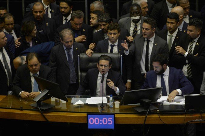 Motta cercado por bolsonaristas. No levante, ele foi impedido até de assumir o lugar de comando da Mesa -  (crédito: Ed Alves/CB/D.A Press)