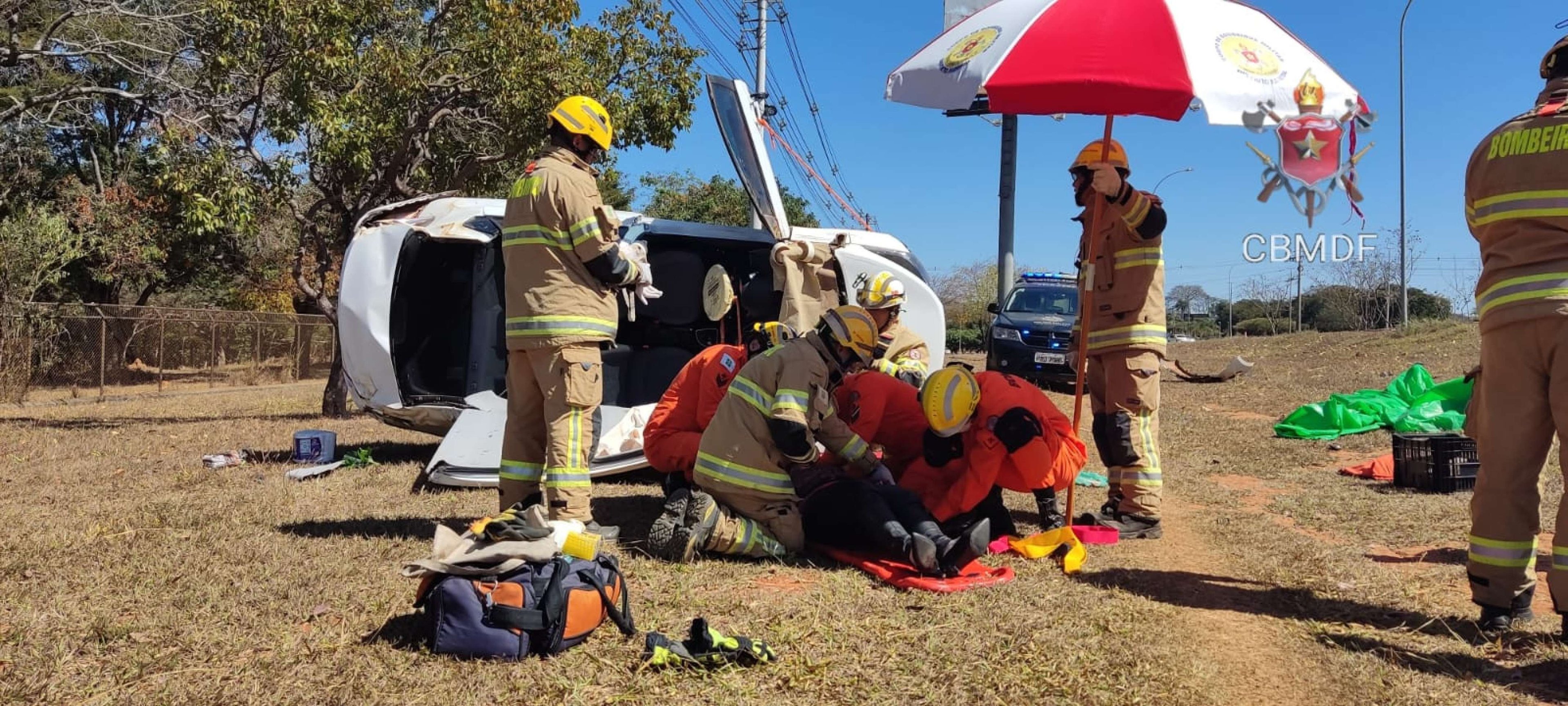 Carro capota na EPGU e deixa uma pessoa ferida