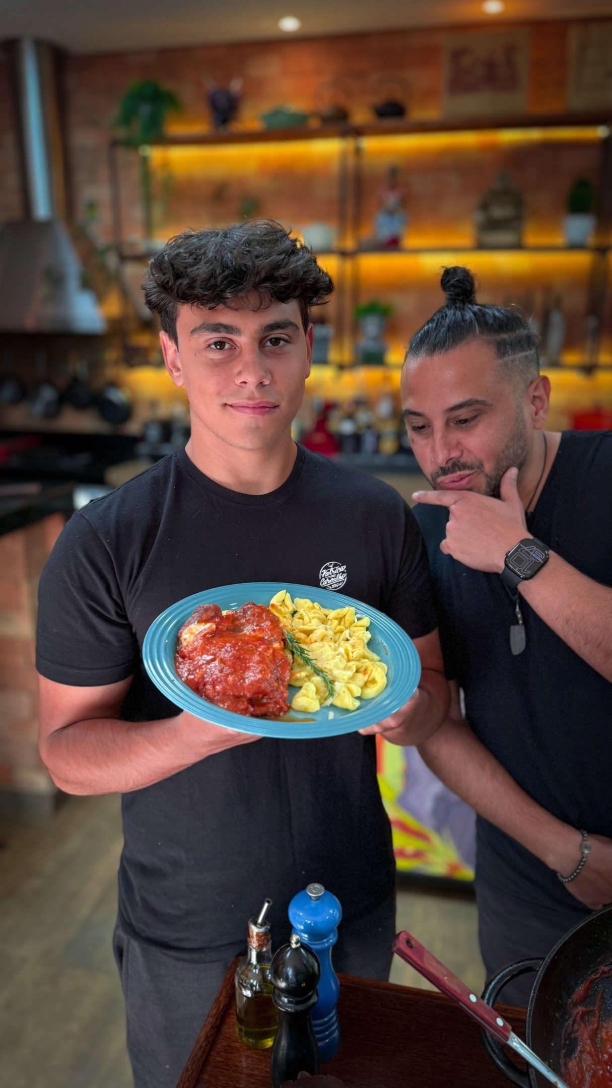 Patrício e Daniel Carvalho preparam uma receita especial para celebrar o Dia dos Pais