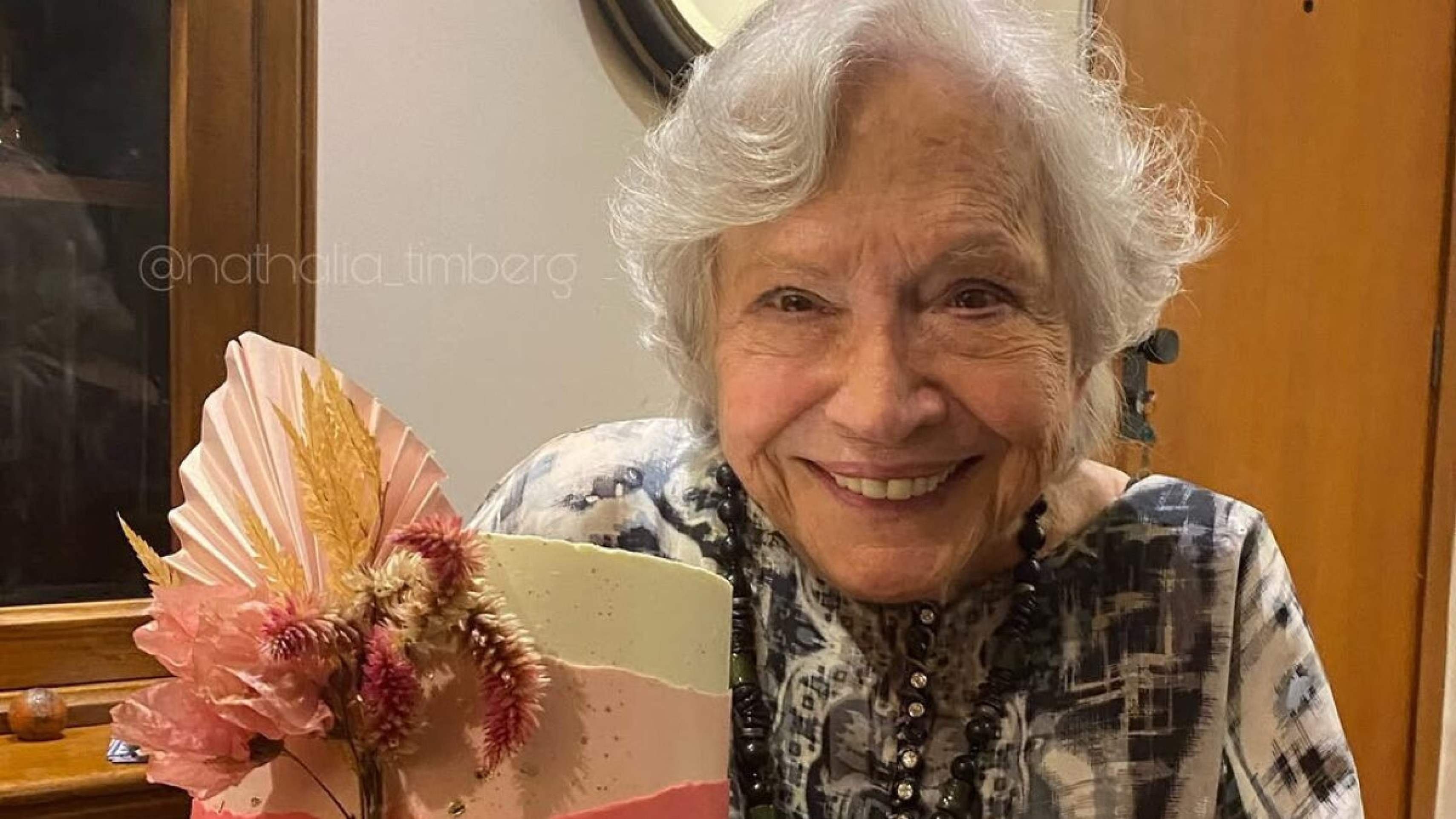 Nathalia Timberg completa 96 anos e recebe homenagens de famosos como Sandra Annenberg, Caco Ciocler e Malu Galli -  (crédito: Observatorio dos Famosos)