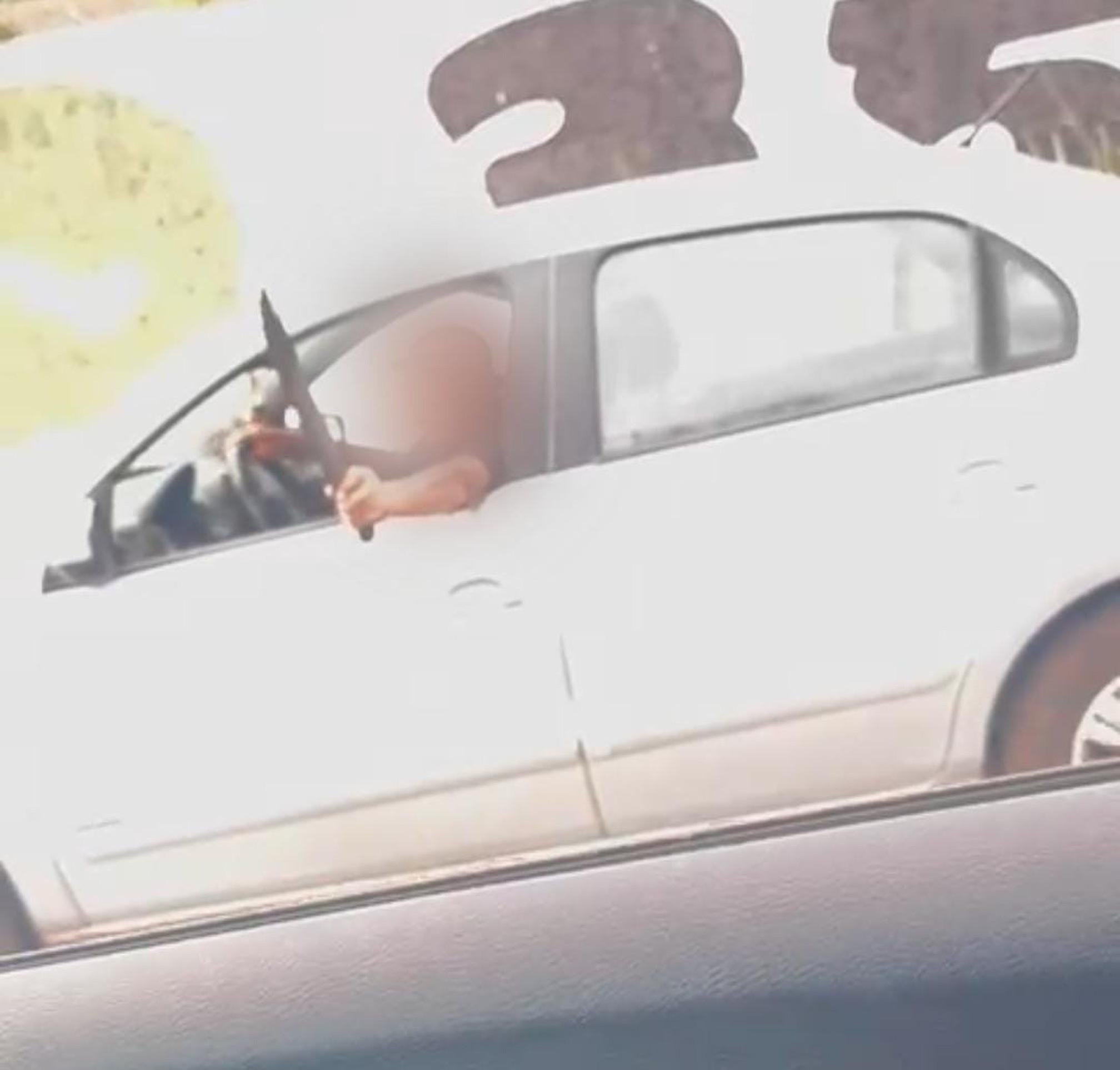 Vídeo: embriagado, homem ao volante ameaça motorista com facão no Areal