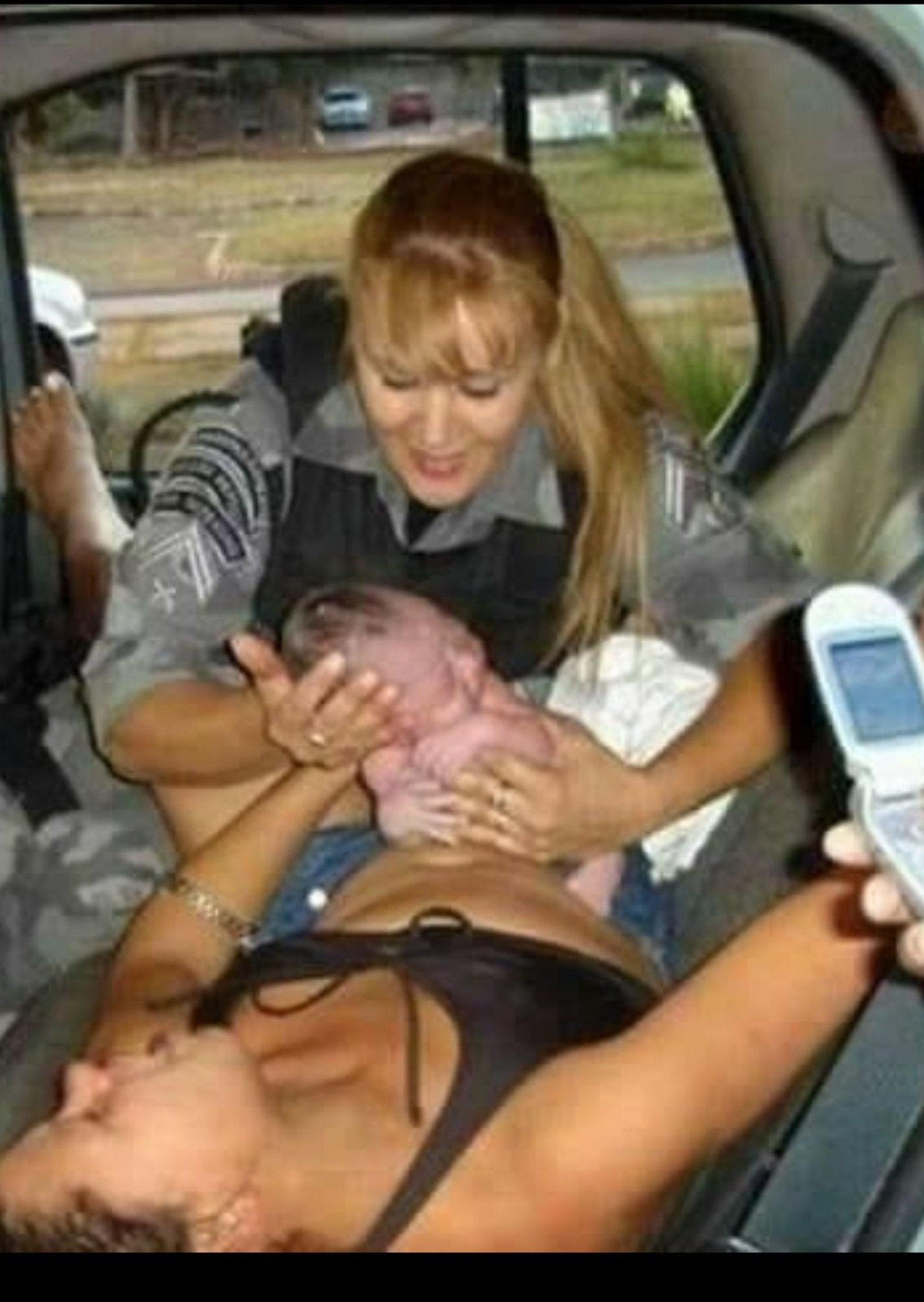 A subtenente Hilze Rosa Palmeira, foi abordada por uma gestante durante uma operação de combate ao tráfico de drogas e realizou um parto dentro da viatura da ROTAM 