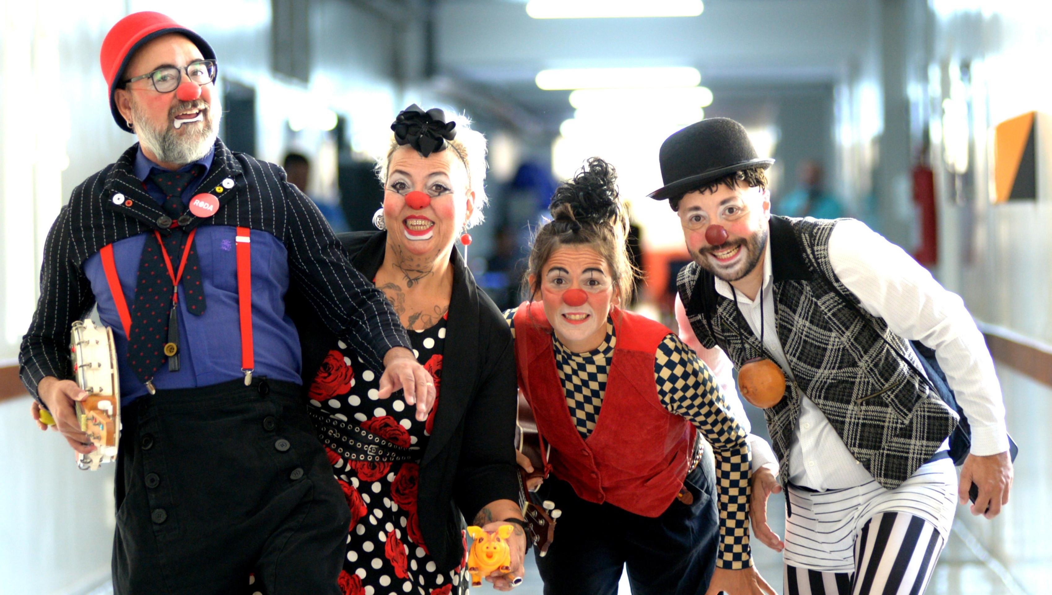 O palhaço Pipino (dir.) visita hospitais junto com o grupo Risadinha. Neste ano, a companhia Roda de Palhaço participou das ações