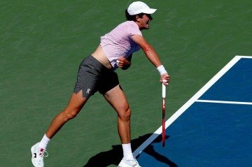 A vitória do atleta de 18 anos e número 49 do mundo no Ranking da ATP veio de virada. No último desafio antes de embarcar para o US Open, último dos quatro Grand Slams da temporada, João sofreu para garantir a vitória diante do 76º do planeta -  (crédito:  Getty Images via AFP)