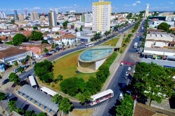 ARAXÁ (MG) - Vem de 'ara'exá'ua' - significado: 'ara': o dia, o sol + 'exá': a visão, Ou sjea, 'de onde se avista o dia, a paisagem' ,  'planalto'. -  (crédito: Reprodução do site https://www.araxa.mg.gov.br/)