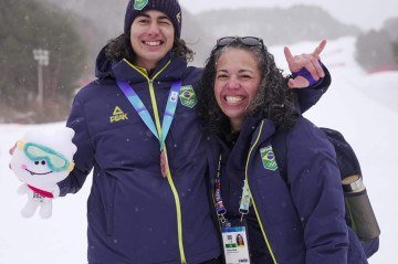 'Pé-quente', Thatiana viu de perto a primeira medalha do Brasil em Jogos da Inverno, o bronze de Zion Bethonico na edição da Juventude, em 2024 -  (crédito: Marina Ziehe/COB)