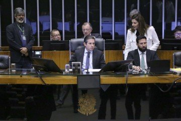 O presidente destacou que manteve conversas durante todo o dia com lideranças de diferentes partidos e que a reabertura dos trabalhos respeitou tanto a Constituição quanto o regimento interno da Câmara -  (crédito: Kayo Magalhães/Câmara dos Deputados)