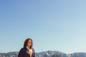 A faixa chega nas plataformas digitais nesta quinta-feira (7/8), às 21h
- (crédito: Pedro Barcellos) A faixa chega nas plataformas digitais nesta quinta-feira (7/8), às 21h
- (crédito: Pedro Barcellos)