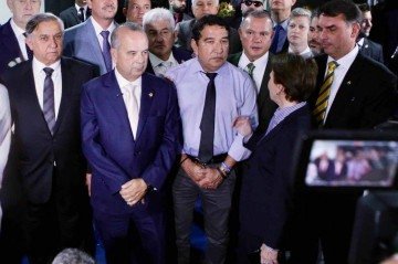 Senadores da oposição anunciam o fim da obstrução no plenário após conseguirem as 41 assinaturas necessárias para protocolar o pedido de impeachment contra o ministro Alexandre de Moraes, do STF -  (crédito: Ascom/Izalci Lucas)