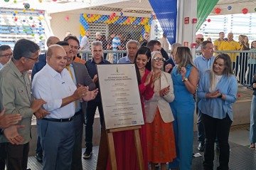 Governador Ibaneis Rocha mostra placa que inagura escola no Jardins Mangueral  -  (crédito: Ana Carolina Alves/CB/DA Press)