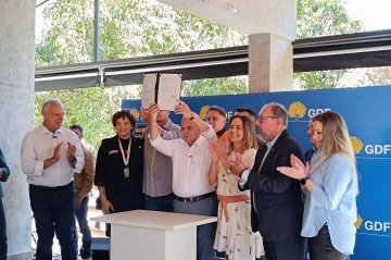 Governador mostra a licença de instalação do condomínio  -  (crédito: Ana Carolina Alves/CB/DA Press)