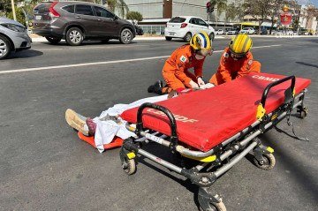 Homem de 32 anos é socorrido e levado ao Hospital de Base com traumatismo craniano. -  (crédito: Corpo de Bombeiros Militar do Distrito Federal)