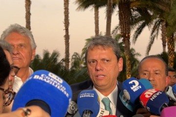 Tarcisio de Freitas (Republicanos) falou com a imprensa após reunião de governadores na casa de Ibaneis Rocha (MDB) -  (crédito: Keity Naiany/CB)