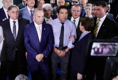 Senadores da oposição anunciam o fim da obstrução no plenário após conseguirem as 41 assinaturas necessárias para protocolar o pedido de impeachment contra o ministro Alexandre de Moraes, do STF -  (crédito: Ascom/Izalci Lucas)