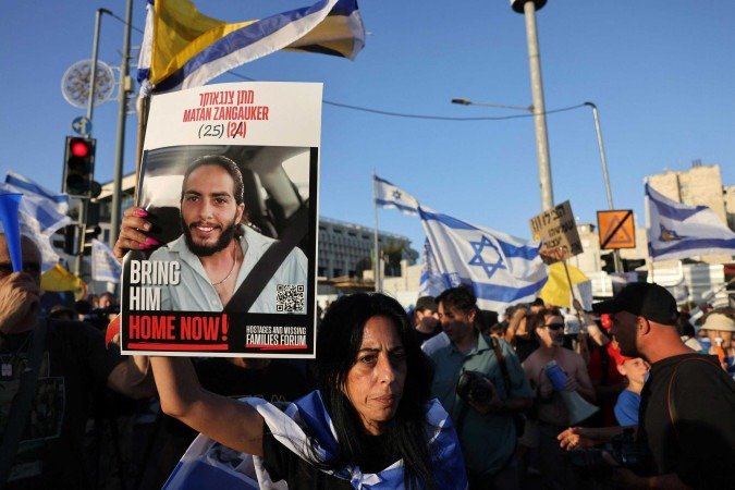 Einav Matan Zangauker (C), mãe do refém Matan Zangauker, protesta diante do escritório de Netanyahu 