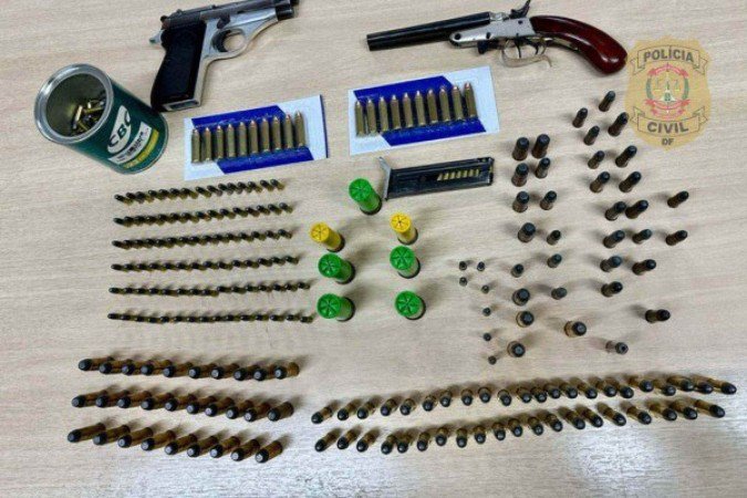 O suspeito tinha um arsenal irregular em seu apartamento -  (crédito: Divulgação (PCDF))