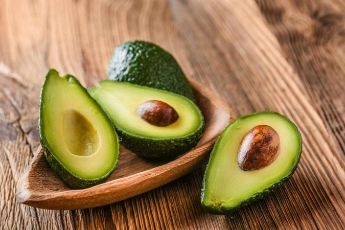 O abacate é rico em potássio, vitaminas do complexo B e vitamina K (Imagem: Krasula | Shutterstock) - (crédito: EdiCase) O abacate é rico em potássio, vitaminas do complexo B e vitamina K (Imagem: Krasula | Shutterstock) - (crédito: EdiCase)