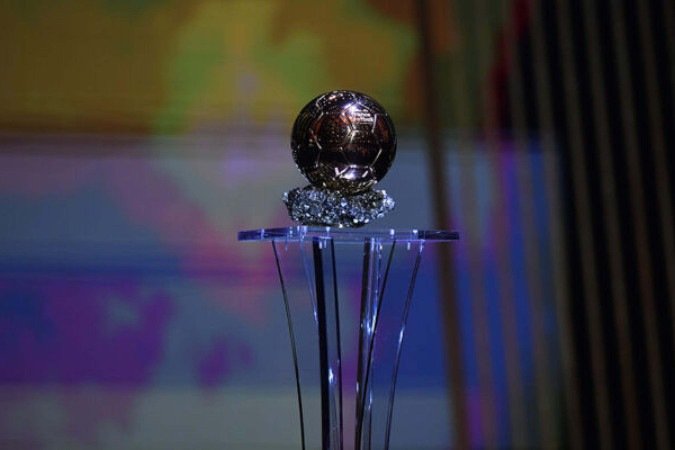  PARIS, FRANCE - NOVEMBER 29: The Ballon d'Or Trophy presented during the The Ballon d'Or ceremony at Theatre du Chatelet on November 29, 2021 in Paris, France. (Photo by Aurelien Meunier/Getty Images)
     -  (crédito:  Getty Images)