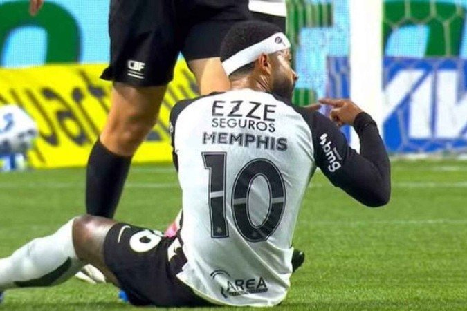 Momento em que Memphis Depay pede substituição ao sentir dores na coxa - (crédito: Foto: Reprodução / TV Globo) Momento em que Memphis Depay pede substituição ao sentir dores na coxa - (crédito: Foto: Reprodução / TV Globo)