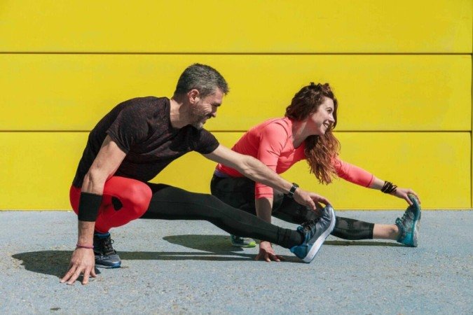 O aquecimento e o alongamento antes da corrida ajudam a evitar lesões (Imagem: Manu Reyes | Shutterstock) - (crédito: EdiCase) O aquecimento e o alongamento antes da corrida ajudam a evitar lesões (Imagem: Manu Reyes | Shutterstock) - (crédito: EdiCase)