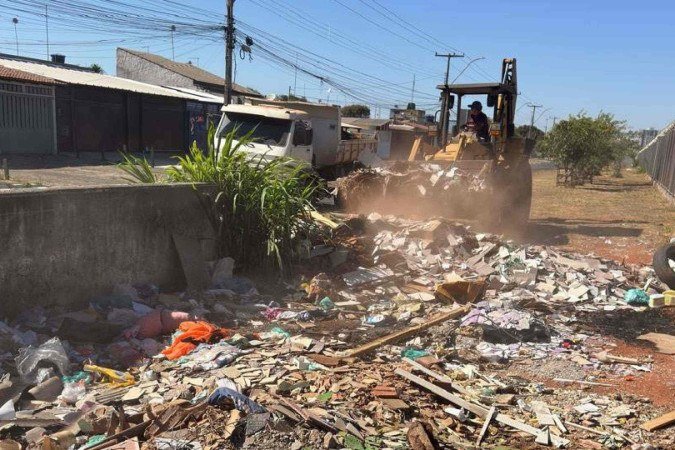O local, próximo à linha do metrô, estava sendo usado para o descarte irregular -  (crédito: Divulgação/Administração de Ceilândia)