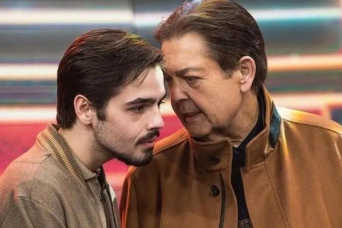 O apresentador João Silva atualizou o estado de saúde do pai após sua chegada à festa de 30 anos da atriz Bruna Marquezine, na noite de ontem, 15 -  (crédito: Reprodução/Band)