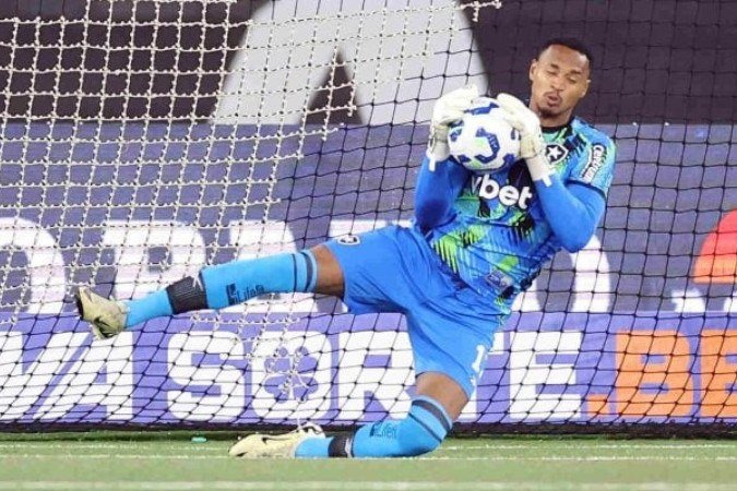 Pega essa, goleirão! John 'está de volta' ao Botafogo  -  (crédito: Foto: Vitor Silva/Botafogo)