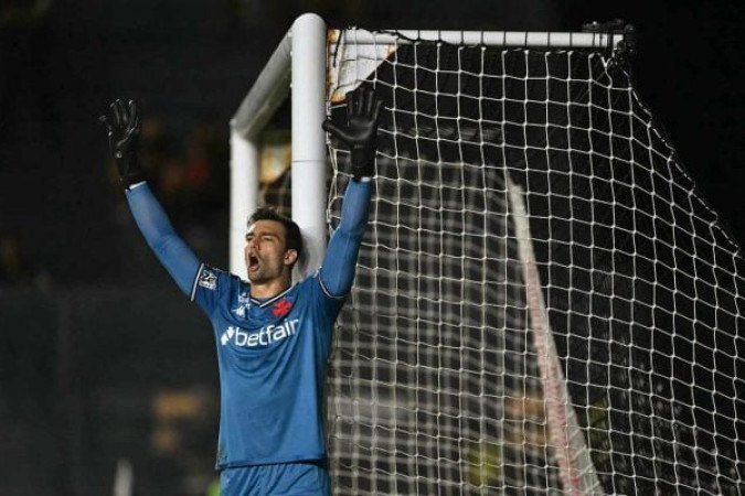 LÉO JARDIM - Não foi muito exigido na partida. No primeiro tempo, assistiu ao jogo de dentro do gramado e sequer se sujou. Já na etapa final, sofreu um pouco mais de perigo, mas mesmo assim o CSA quase não finalizou com perigo no alvo. No lance do gol, não teve culpa. NOTA: 6,0 - Foto: Divulgação/Vasco