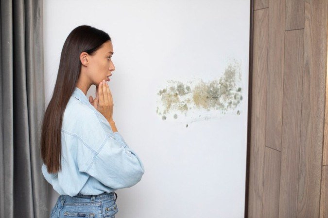 A negligência diante dos primeiros sinais de mofo pode transformar um incômodo pontual em um problema crônico (Imagem: fast-stock | Shutterstock) - (crédito: EdiCase) A negligência diante dos primeiros sinais de mofo pode transformar um incômodo pontual em um problema crônico (Imagem: fast-stock | Shutterstock) - (crédito: EdiCase)