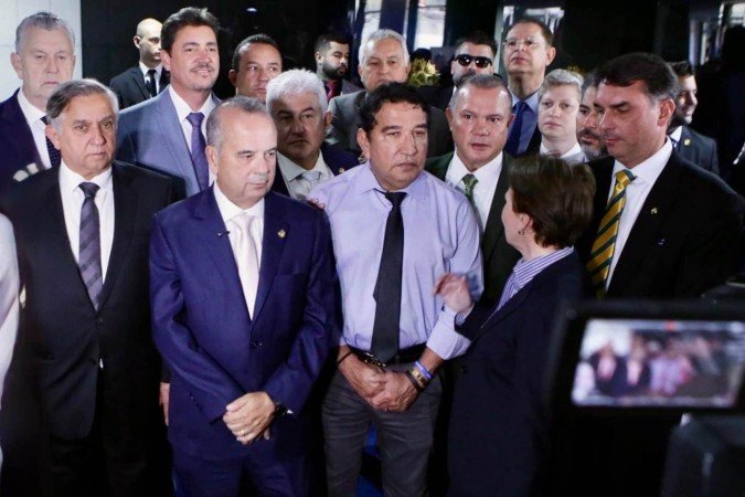 Senadores da oposição anunciam o fim da obstrução no plenário após conseguirem as 41 assinaturas necessárias para protocolar o pedido de impeachment contra o ministro Alexandre de Moraes, do STF -  (crédito: Ascom/Izalci Lucas)