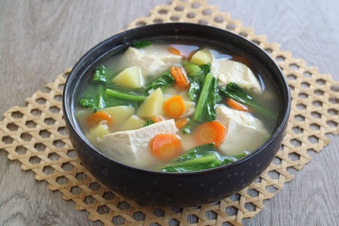 Sopa de vegetais com tofu (Imagem: anistia n | Shutterstock) - (crédito: EdiCase) Sopa de vegetais com tofu (Imagem: anistia n | Shutterstock) - (crédito: EdiCase)