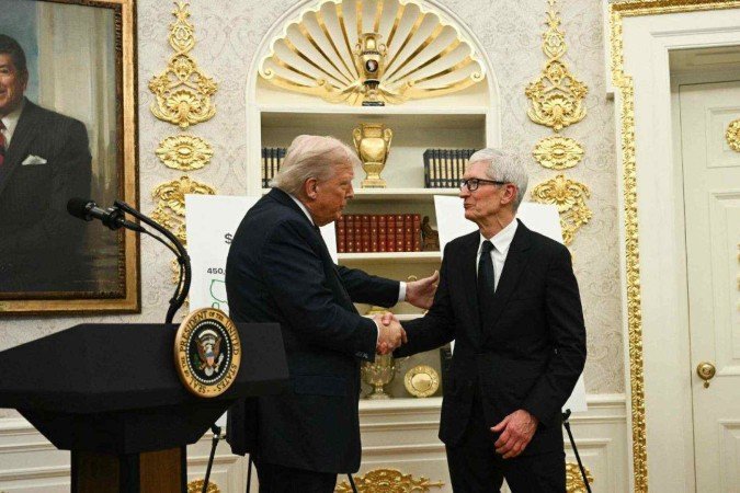 Donald Trump e Tim Cook em encontro na Casa Branca - (crédito: AFP) Donald Trump e Tim Cook em encontro na Casa Branca - (crédito: AFP)