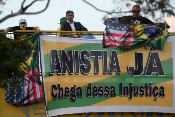 Apoiadores de Jair Bolsonaro estendem faixas no Santa Tereza, em BH, com críticas a Alexandre de Moraes, Lula e em defesa da anistia aos investigados pela tentativa de golpe de Estado - (crédito: Túlio Santos/EM/D.A Press) Apoiadores de Jair Bolsonaro estendem faixas no Santa Tereza, em BH, com críticas a Alexandre de Moraes, Lula e em defesa da anistia aos investigados pela tentativa de golpe de Estado - (crédito: Túlio Santos/EM/D.A Press)
