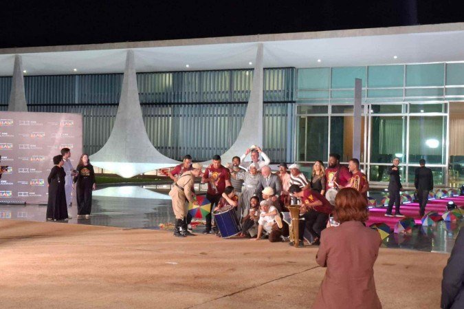 Evento privado, a exibição do filme O agente secreto contou com a participação do diretor de O agente secreto, Kleber Costa Filho, de atores e atrizes que compuseram o longa, e de ministros do governo Lula  -  (crédito: Francisco Artur de Lima/ CB / DA Press)