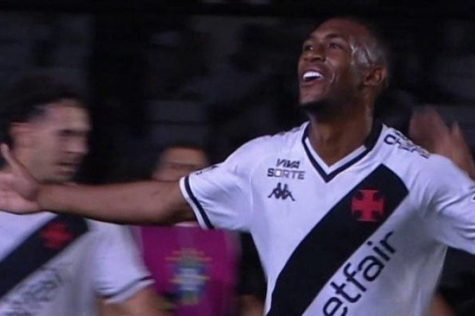 RAYAN - Foi um dos melhores em campo. Marcou o primeiro gol e deu o chute que gerou o rebote do gol do Coutinho, além de participar na construção de outras jogadas de perigo. Muito objetivo e perigoso. NOTA: 7,0 - Foto: Reprodução