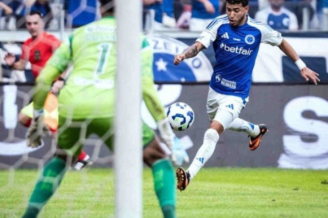 WILLIAM - O lateral, que ganha espaço com a lesão de Fagner, não conseguiu recordar seus grandes momentos, mas fez um partida sólida. Apareceu em alguns momentos no ataque e teve um bom desempenho defensivo. Nota: 5,5 - Foto: Gustavo Aleixo/Cruzeiro