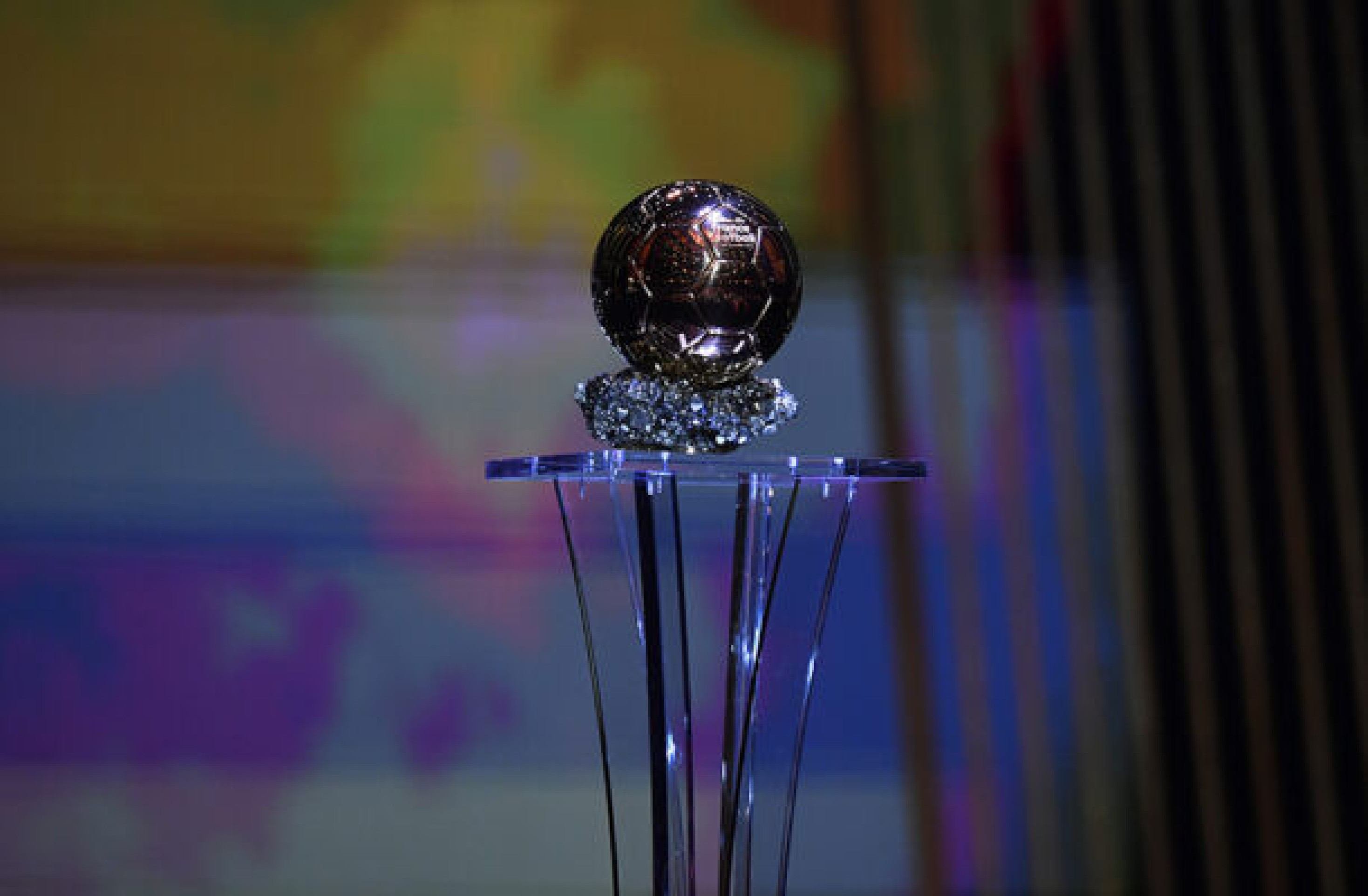  PARIS, FRANCE - NOVEMBER 29: The Ballon d'Or Trophy presented during the The Ballon d'Or ceremony at Theatre du Chatelet on November 29, 2021 in Paris, France. (Photo by Aurelien Meunier/Getty Images)
     -  (crédito:  Getty Images)