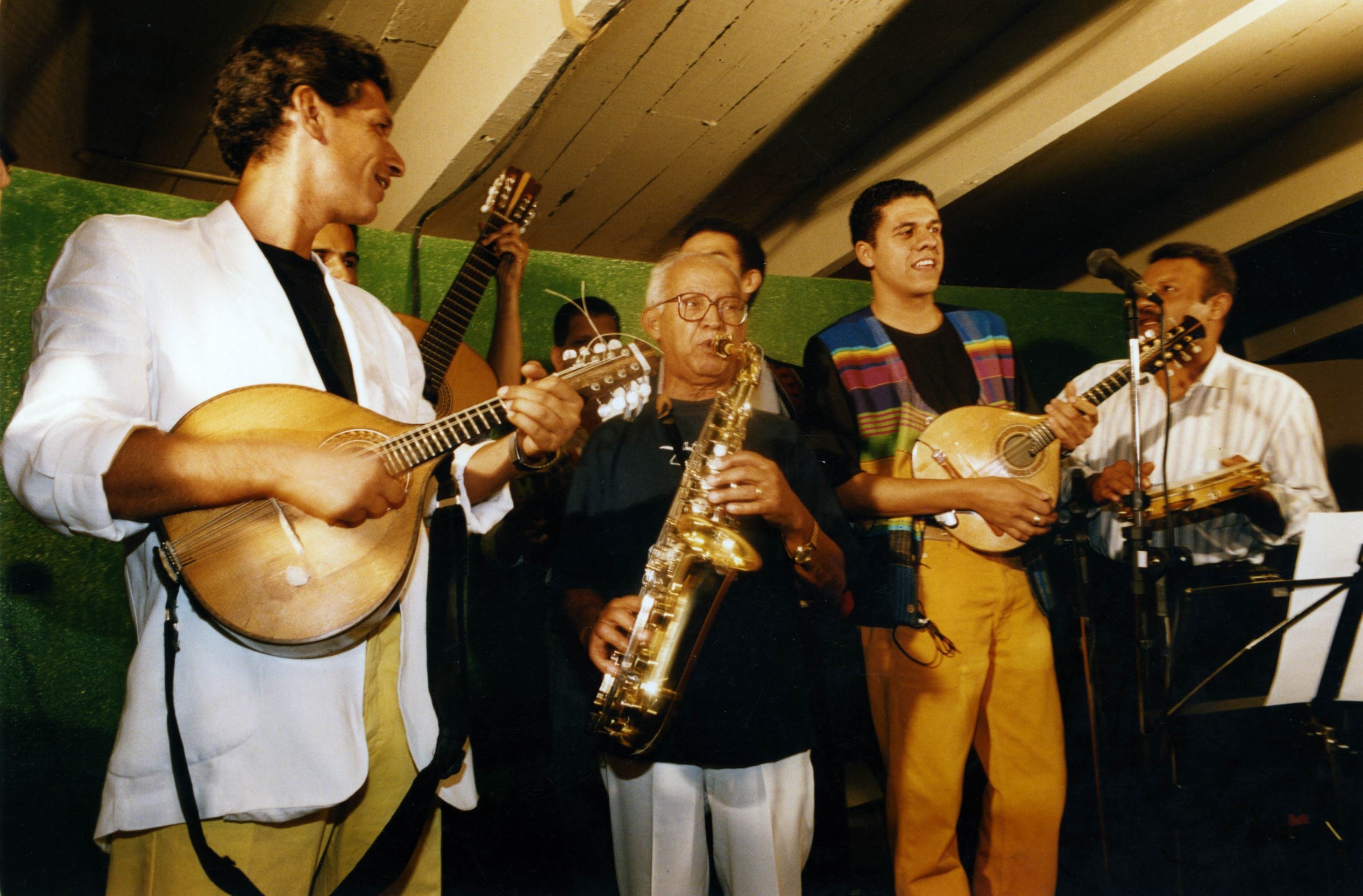  23/04/1997. Crédito: Zuleika de Souza/CB/D.A Press. Brasil. Brasília - DF. Reco do Bandolim, Hamilton de Holanda e chorões durante homenagem ao centenário de Pixinguinha na reabertura do Clube do Choro.       Caption 