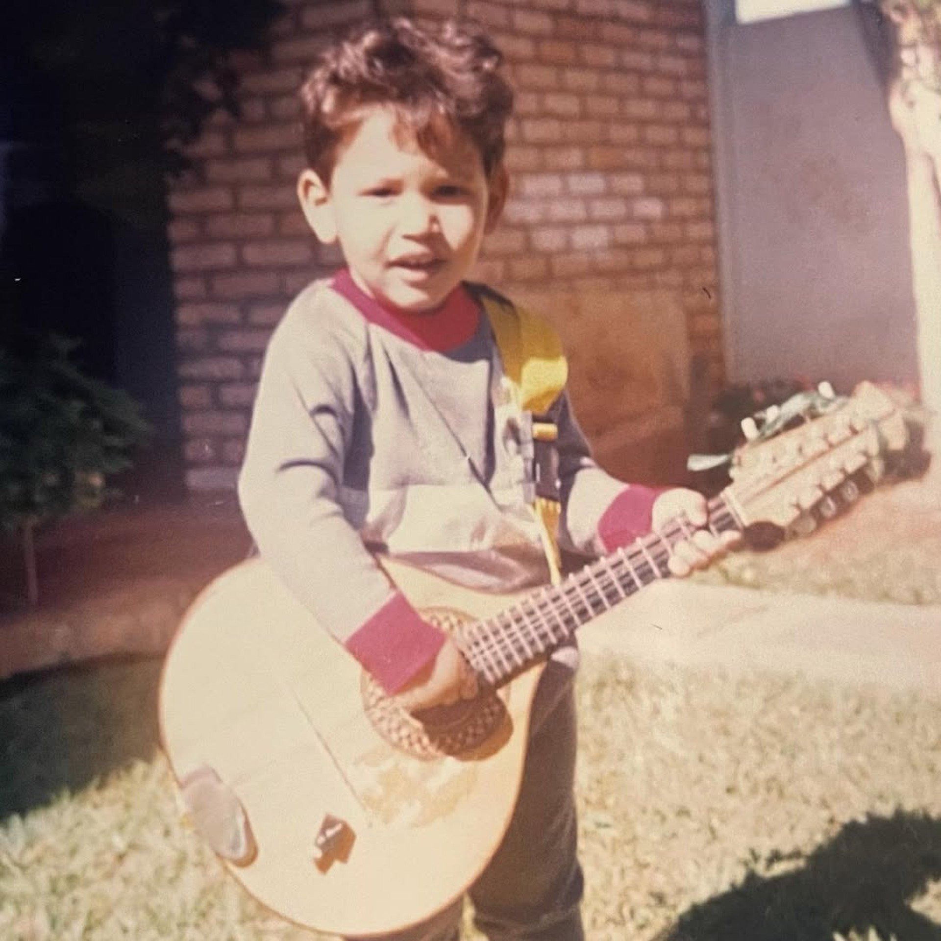 Henrique com o bandolim do pai