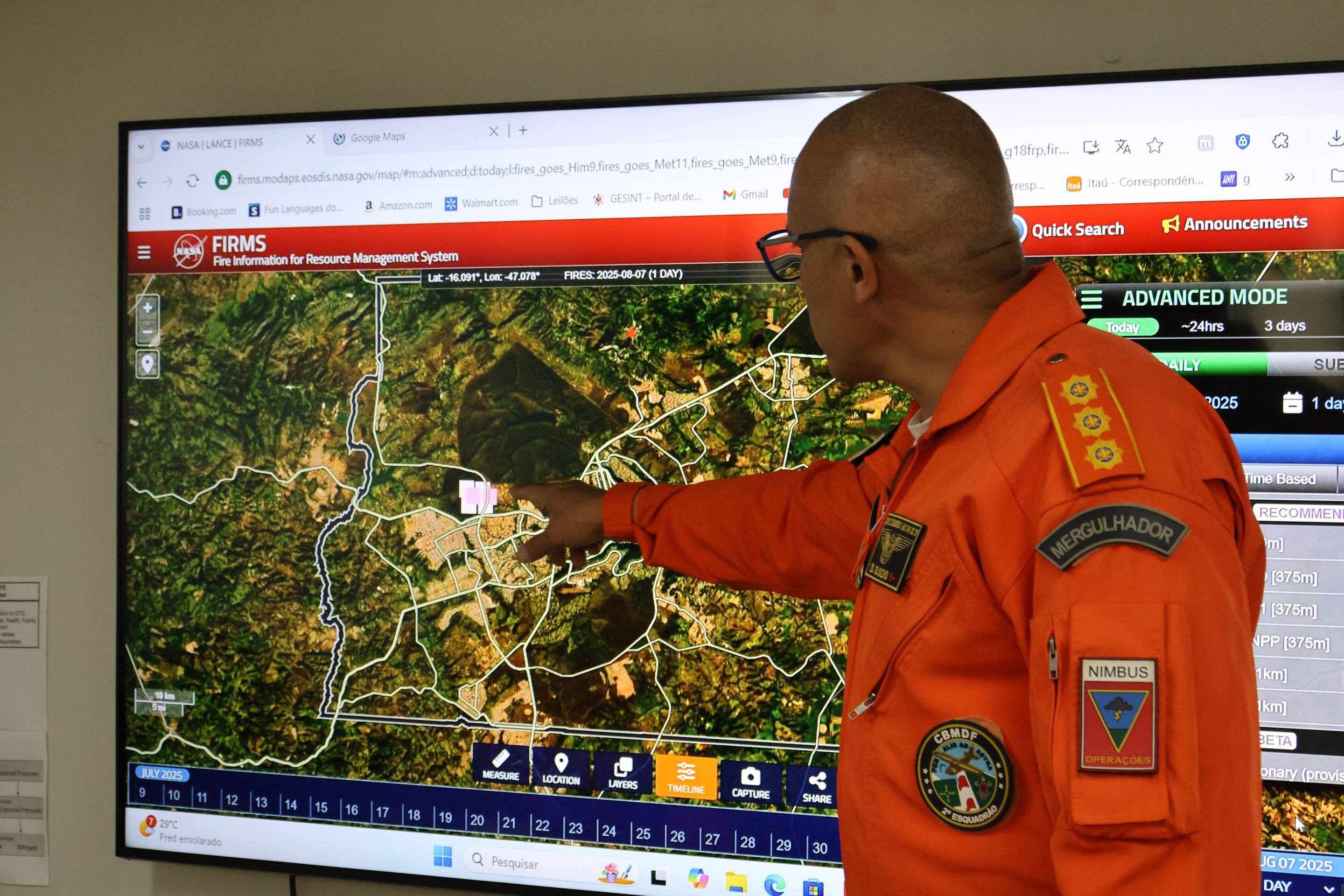  Coronel Eloizio Ferreira explica como visualizam incêndios por meio de satélite